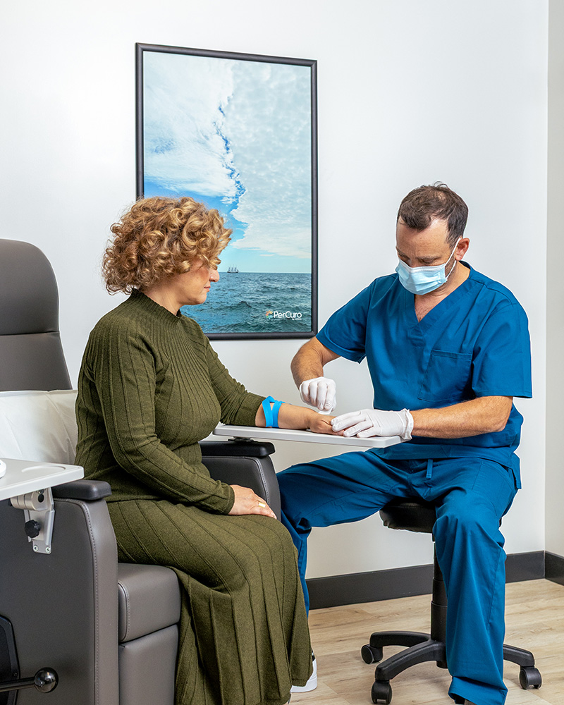 Infirmière PerCuro passant en revue des renseignements sur les soins avec un patient