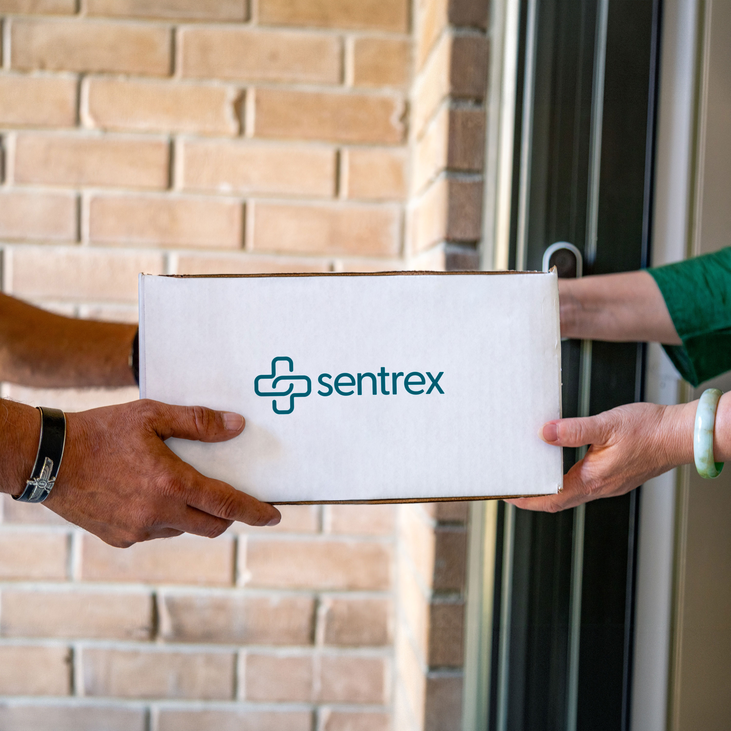 ?quipe de distribution Sentrex pr?parant une exp?dition de m?dicaments sp?cialis?s