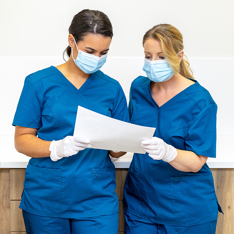 Personnel infirmier PerCuro consultant des renseignements sur un patient