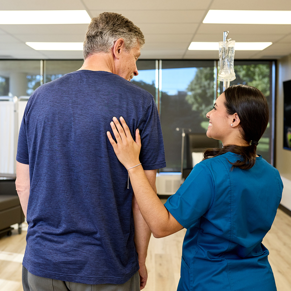 Personnel infirmier PerCuro avec un patient